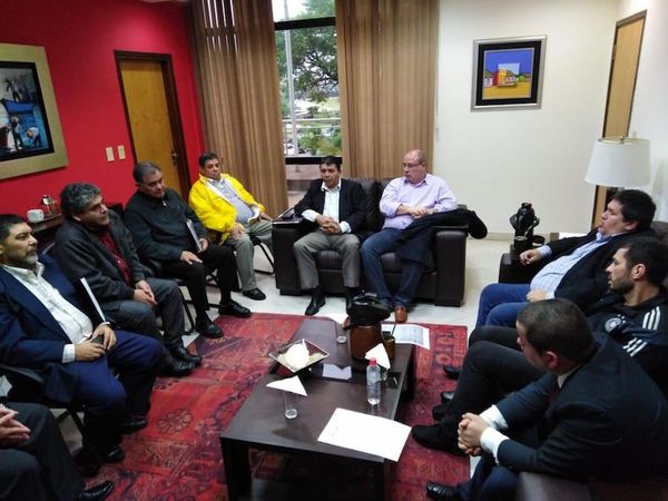 Diputado busca pacificar a taxistas, muvers y ubers