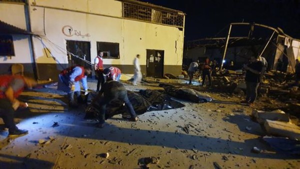 Al menos 40 muertos y 80 heridos en bombardeo a centro de detención de inmigrantes en Libia - ADN Paraguayo
