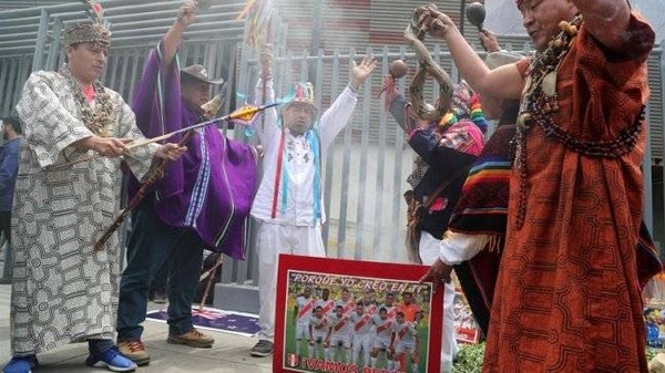 HOY / Chamanes y brujos lanzan conjuros para que Perú derrote a Chile