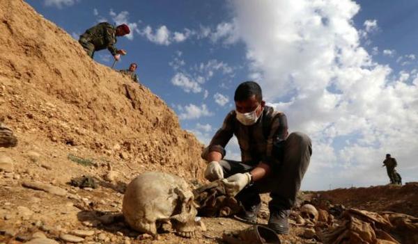 Hallan una fosa con 200 cadáveres en el antiguo bastión del EI en Siria | .::Agencia IP::.