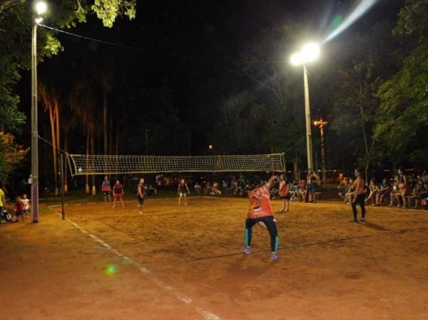 Pidió al marido que se retire de la cancha de vóley y fue agredida