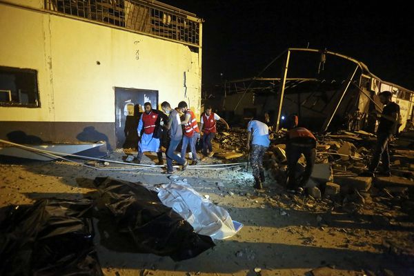 Más de 40 migrantes muertos en ataque a centro de detención en Libia