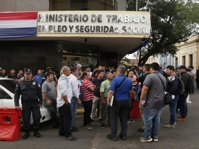 Guardias desvinculados vuelven a manifestarse