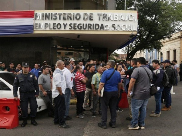 Guardias desvinculados vuelven a manifestarse