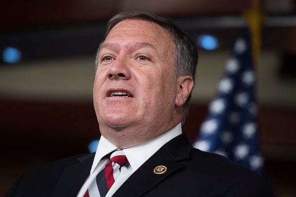 El canciller de EE.UU., Mike Pompeo, usa su escolta para que recoja el perro del peluquero - ADN Paraguayo