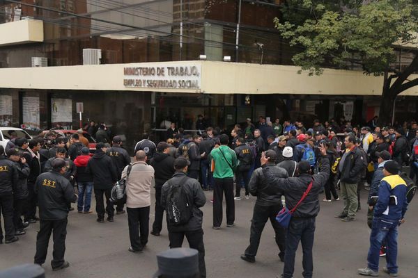 Tras negociaciones, pagan salarios a guardias desvinculados del SST