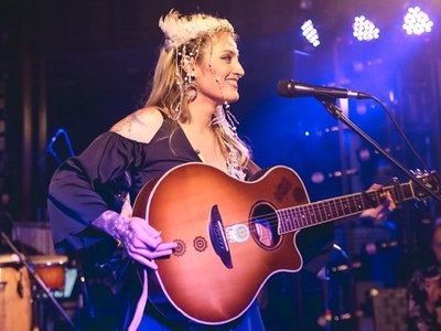 Paola Bravo lanzó en Paraguay su primer disco