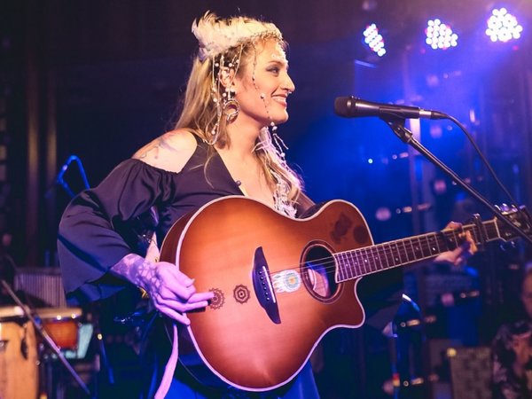 Paola Bravo lanzó en Paraguay su primer disco