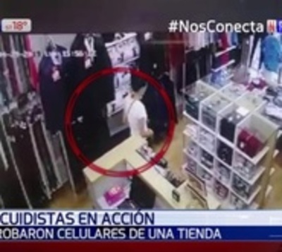 Captan a descuidistas que se llevaron celulares de comercio - Paraguay.com