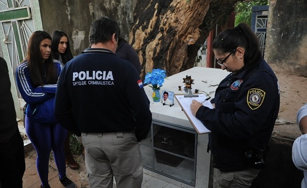 Mujer no halla restos de su padre en cementerio