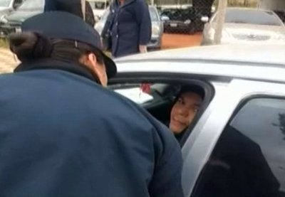Padres dejaron a su bebé encerrado en un automóvil