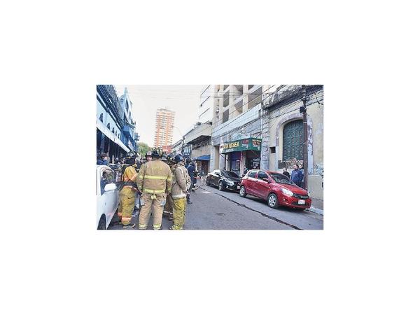 Arde un piso y los extintores vacíos