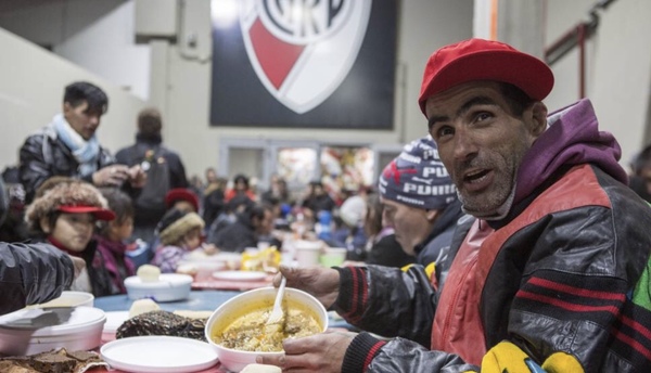 El estadio de River Plate se convierte en refugio para personas sin techo