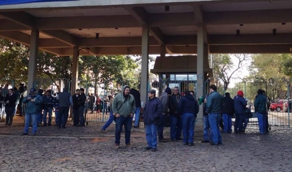 HOY / Funcionarios de la ANDE se manifiestan en sede Boggiani y exigen destitución de tres jefes