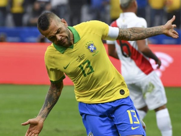 "¡Ya está!", escribió Dani Alves y se enojaron los peruanos