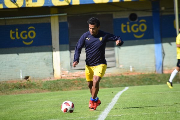 Tras idas y vueltas, William Santander está metido en Luqueño
