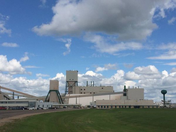 Rescatan a 34 empleados de mina canadiense que quedaron atrapados