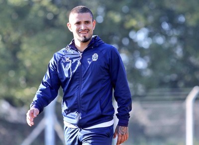Víctor Ayala renueva contrato en Argentina