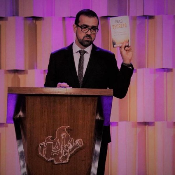 Pastor acusa a los gays de corromper a niños