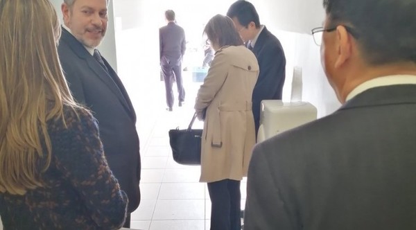 Castiglioni planta 20 minutos a embajador, 'quema' imagen y despierta fama de 'dormilón'