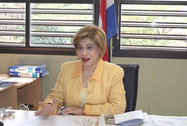 HOY / Ministra de Corte no quiere compartir ascensor con gente común, acusan a la 'soberbia'