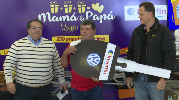 Inverfin entrega premios de la promo “Mamá y Papá valen por 3”