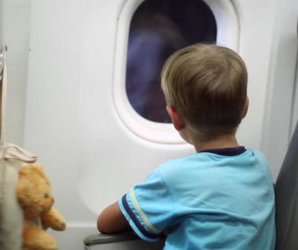 El emotivo viaje de Landon, un niño con autismo a bordo de un avión