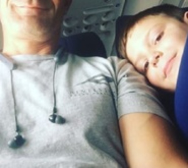 La emotiva historia de un niño autista que viajó solo por primera vez - Paraguay.com