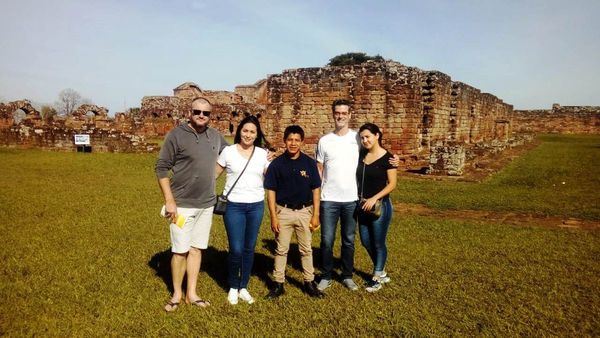 Jóvenes indígenas son guías de las Misiones Jesuíticas