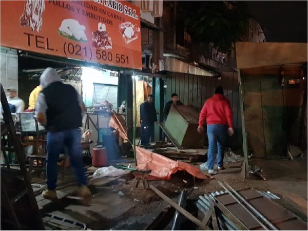 Desalojan a vendedores en el Mercado de San Lorenzo