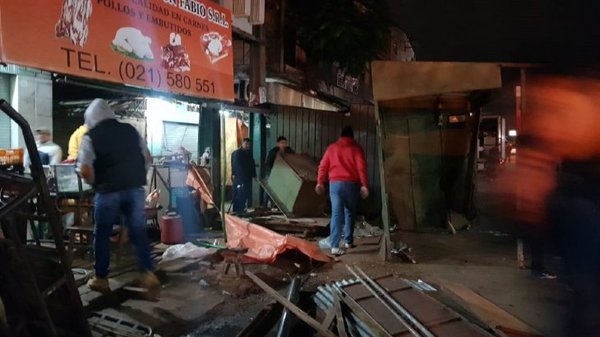 Tensión en Mercado de San Lorenzo por desalojo a vendedores