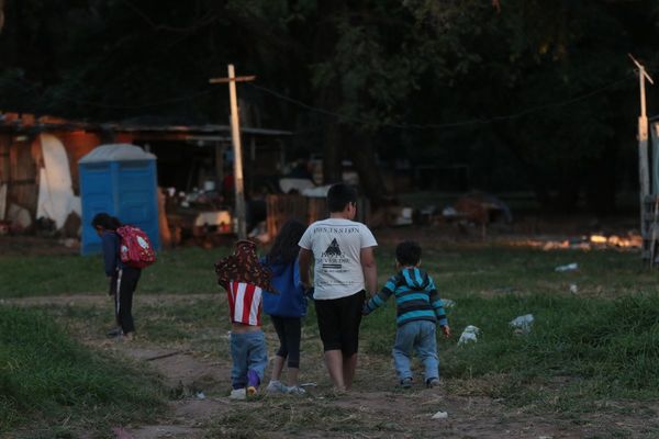 Parque Caballero, descuidado y ocupado por anegados y nativos