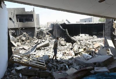Quedan 300 migrantes detenidos en el centro libio, escenario de masacre