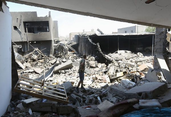 Quedan 300 migrantes detenidos en el centro libio, escenario de masacre