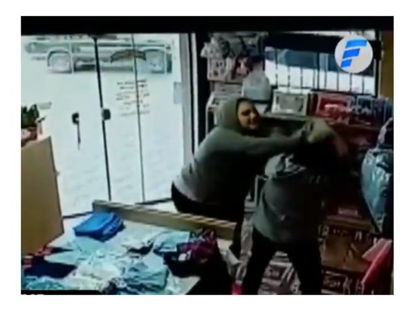 Descuidistas golpearon a vendedora que les pilló robando