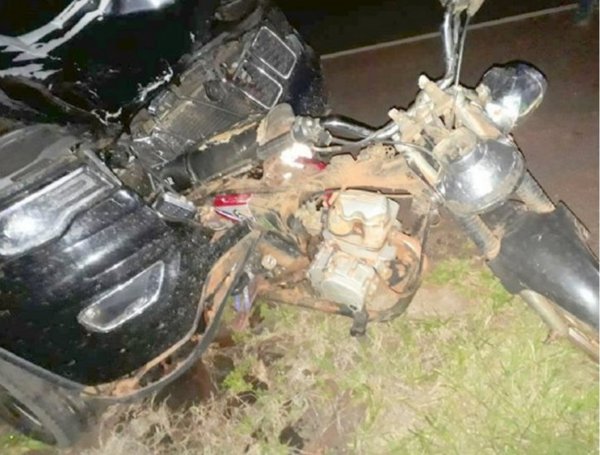 Viajaban entre 4 en una moto y murieron tres