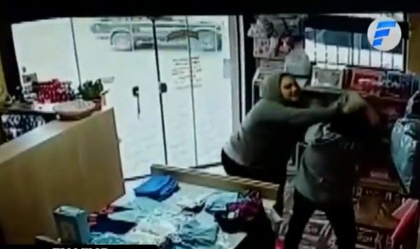 Descuidistas golpearon a vendedora que les pilló robando