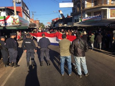 Casilleros desalojados cierran calle del mercado de San Lorenzo