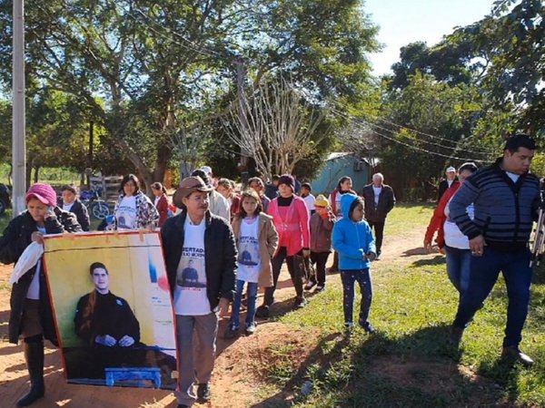 Sin perder las esperanzas, padres de Edelio Morínigo marcharon en Arroyito