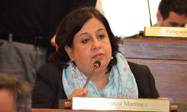 Legisladora denuncia "negocio descarado" de senadores y diputados