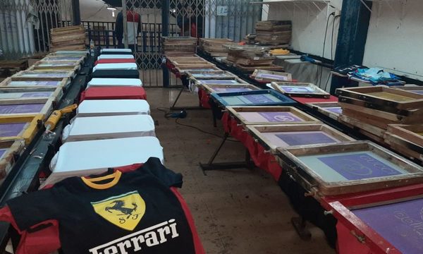 Allanan depósito donde falsificaban remeras de marca