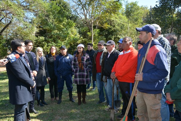 Internos penitenciarios realizan limpieza de plaza asuncena