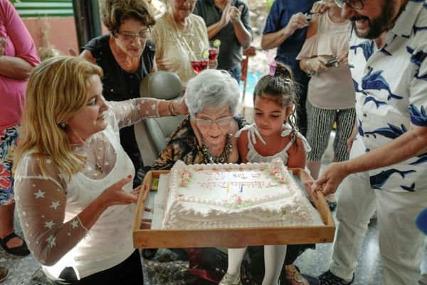 Mimados por la familia, cubanos aspiran vivir 120 años