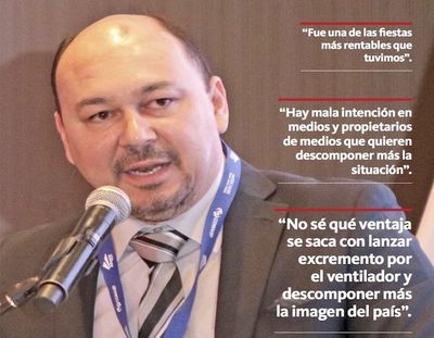 Director de Aduanas defiende sus fiestas y dice que prensa busca desestabilizar
