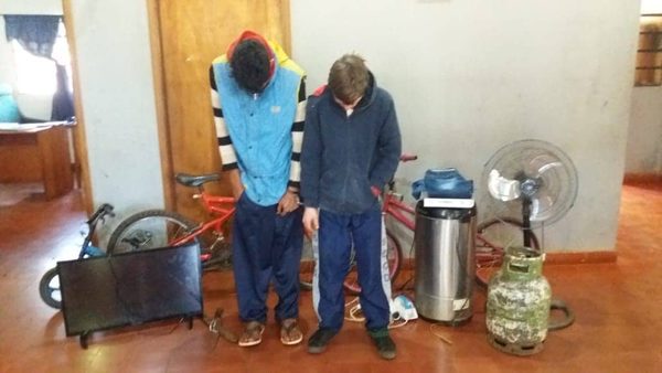 POLICÍA DETIENE A DOS SUPUESTOS “RATEROS” Y RECUPERAN OBJETOS HURTADOS