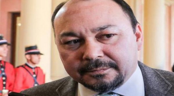 Director de Aduanas defiende sus fiestas y dice que prensa busca desestabilizar
