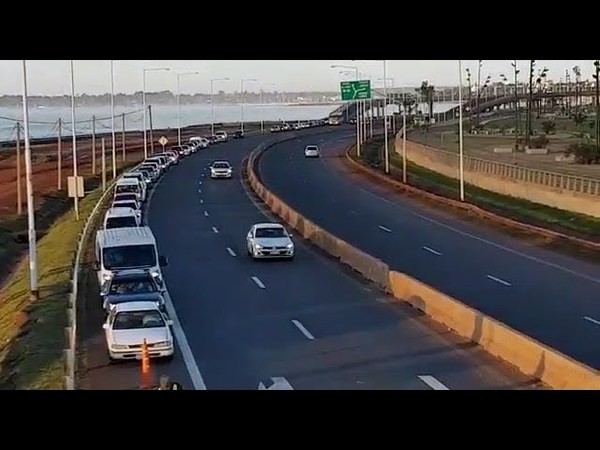 POSADAS: EXTENSA FILA DE VEHÍCULOS PARA CRUZAR A ENCARNACIÓN
