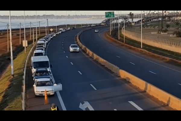 EXTENSA FILA DE VEHÍCULOS PARA CRUZAR DESDE POSADAS A ENCARNACIÓN