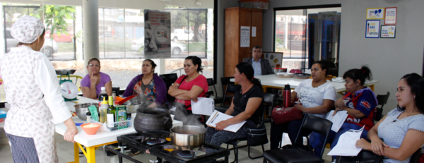 Cocineras del Abasto se capacitan en reciclaje culinario | .::Agencia IP::.