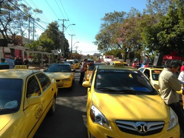 Taxistas lamentan decisión de intendente de MRA - Radio 1000 AM